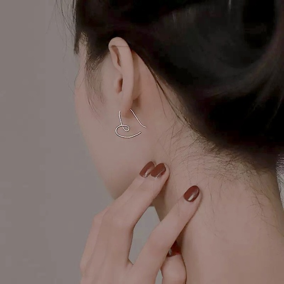 ✨NEW✨ Heart shape 925 sterling silver earrings - Picture 3 of 4